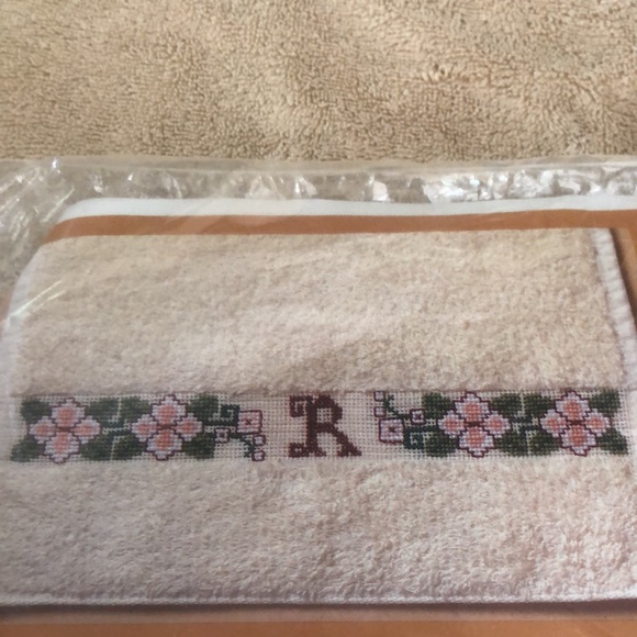 1983-2 FINGERTIP TOWELS TO EMBROIDER KIT-CREATIVE CIRCLE-ORIENTAL & INITIAL - Picture 2 of 7